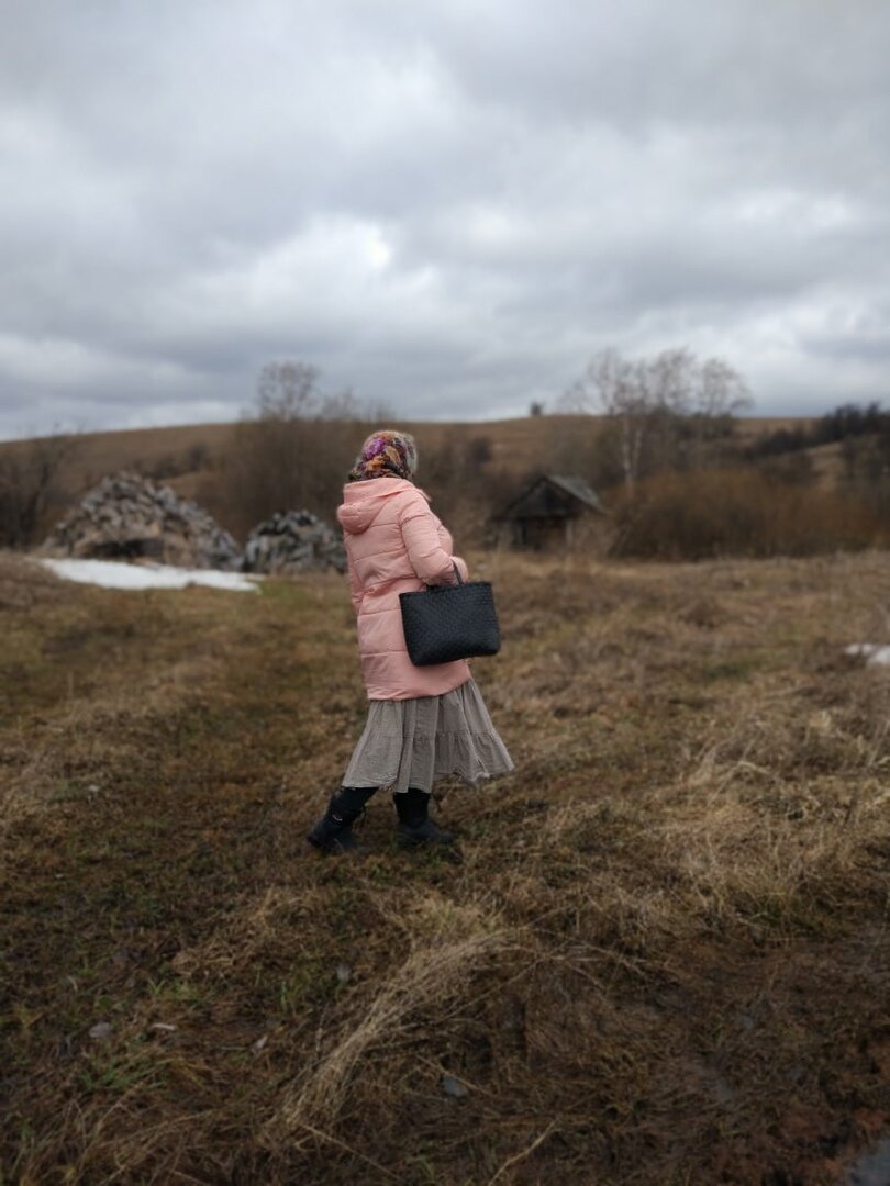 сходила за парным молочком, фото сделано как раз в апреле 2020