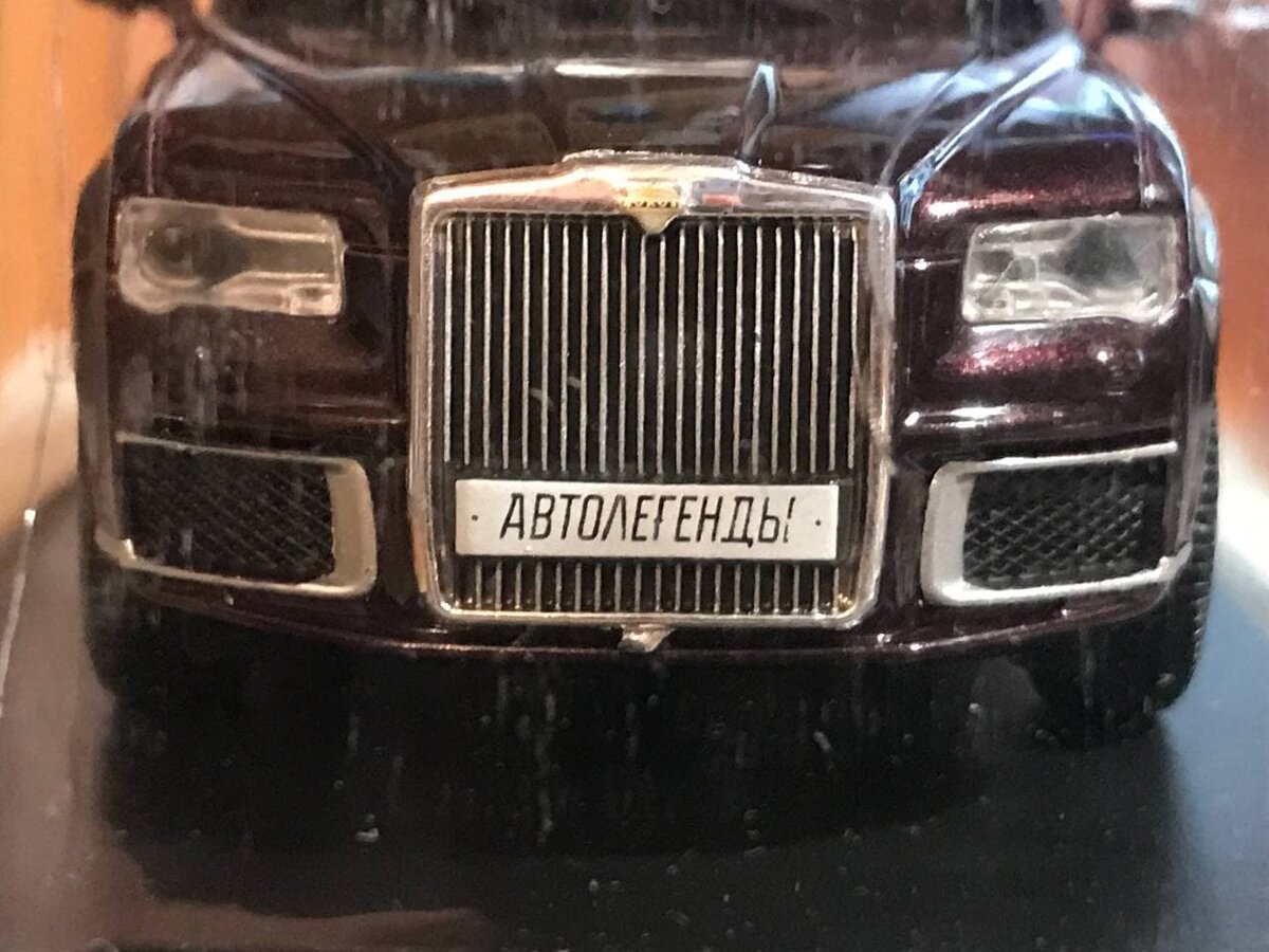 Облой - во втором выпуске он повсюду, так что будьте максимально внимательными. На данном фото демонстрируется кусок литника под решеткой. 