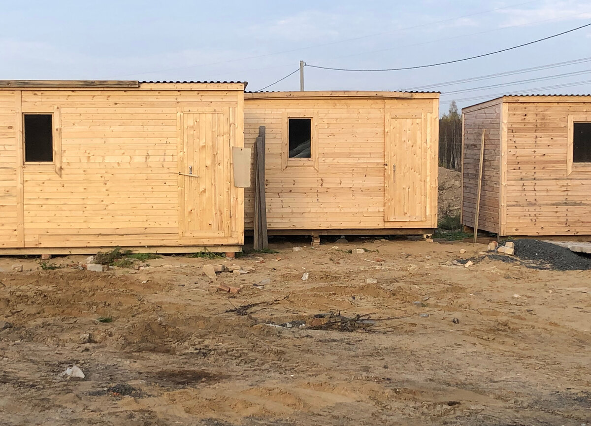 Бытовки на деревенском рынке. Фото автора статьи.