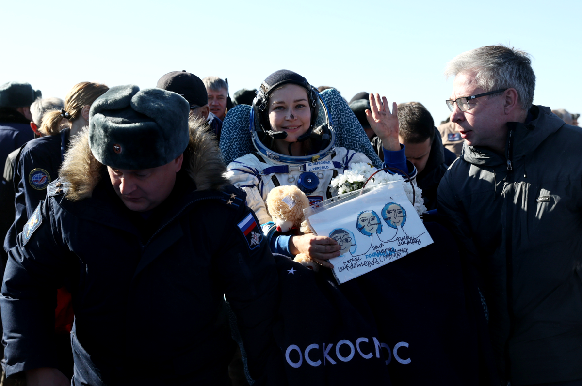 Юлии Пересильд после приземления передали рисунок от дочерей. На нём – состав, в котором актриса улетала | РИА Новости