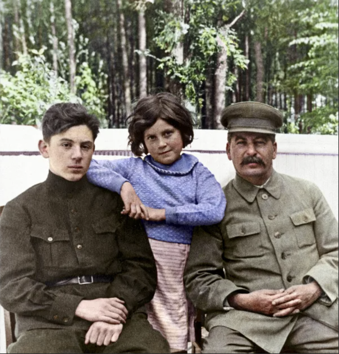 Дети василия сталина их судьба. Иосиф Сталин с сыном Василием и дочерью Светланой.