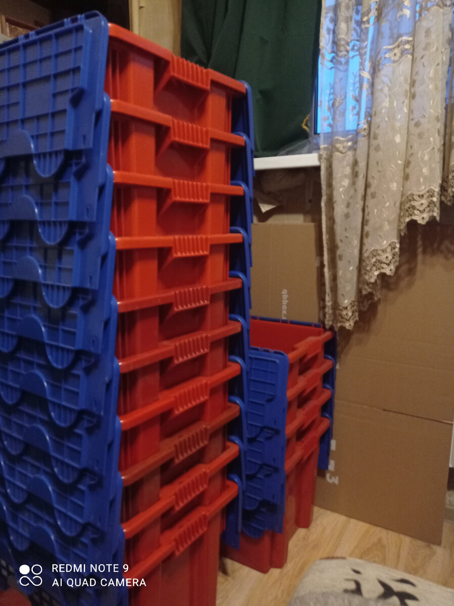 Пустые боксы вкладываются друг в друга и ждут сборов довольно компактно.