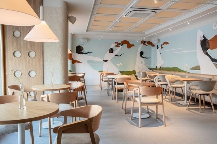 Скандинавский интерьер кафе на первом этаже