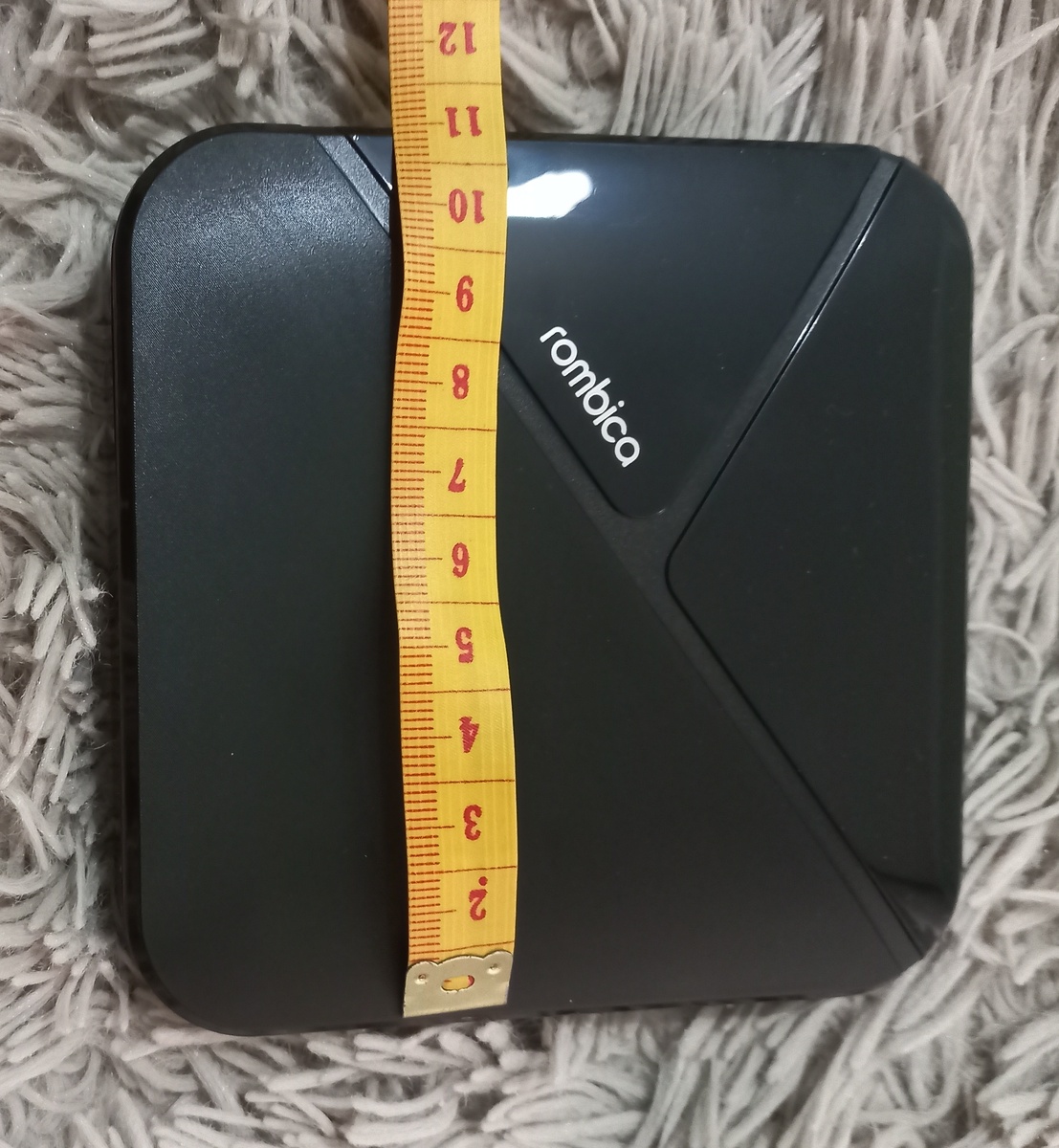 Ширина плеера составляет 105 мм, глубина устройства 105 мм, а его высота составляет всего 22 мм (с ножками).