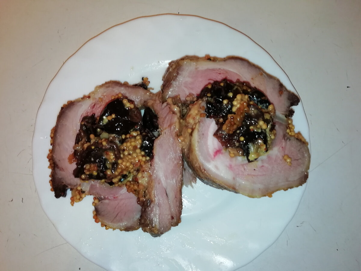 Мясной рулет с черносливом.