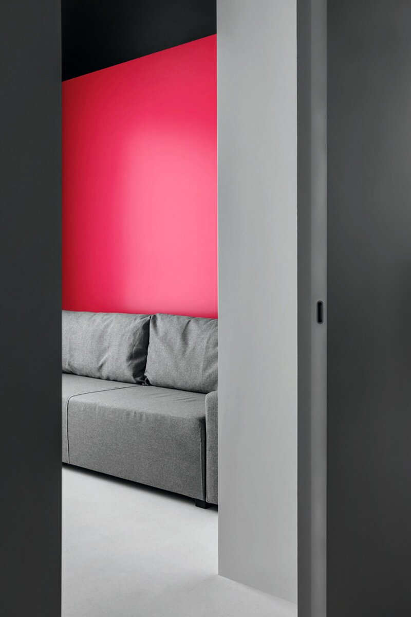 Кабинет. Диван и стул, IKEA, стол — на заказ по эскизам дизайнера, свет, Donolux.Фото: Александр Володин