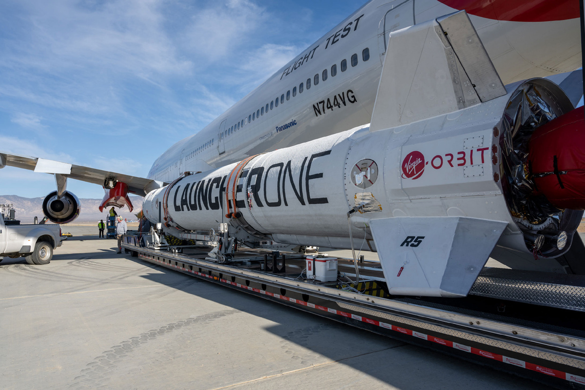  Подготовка ракеты-носителя к установке на борт самолёта, фото Virgin Orbit