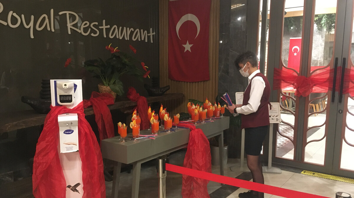 Подготовка к открытию ресторана для Турецкой ночи. Фото автора.