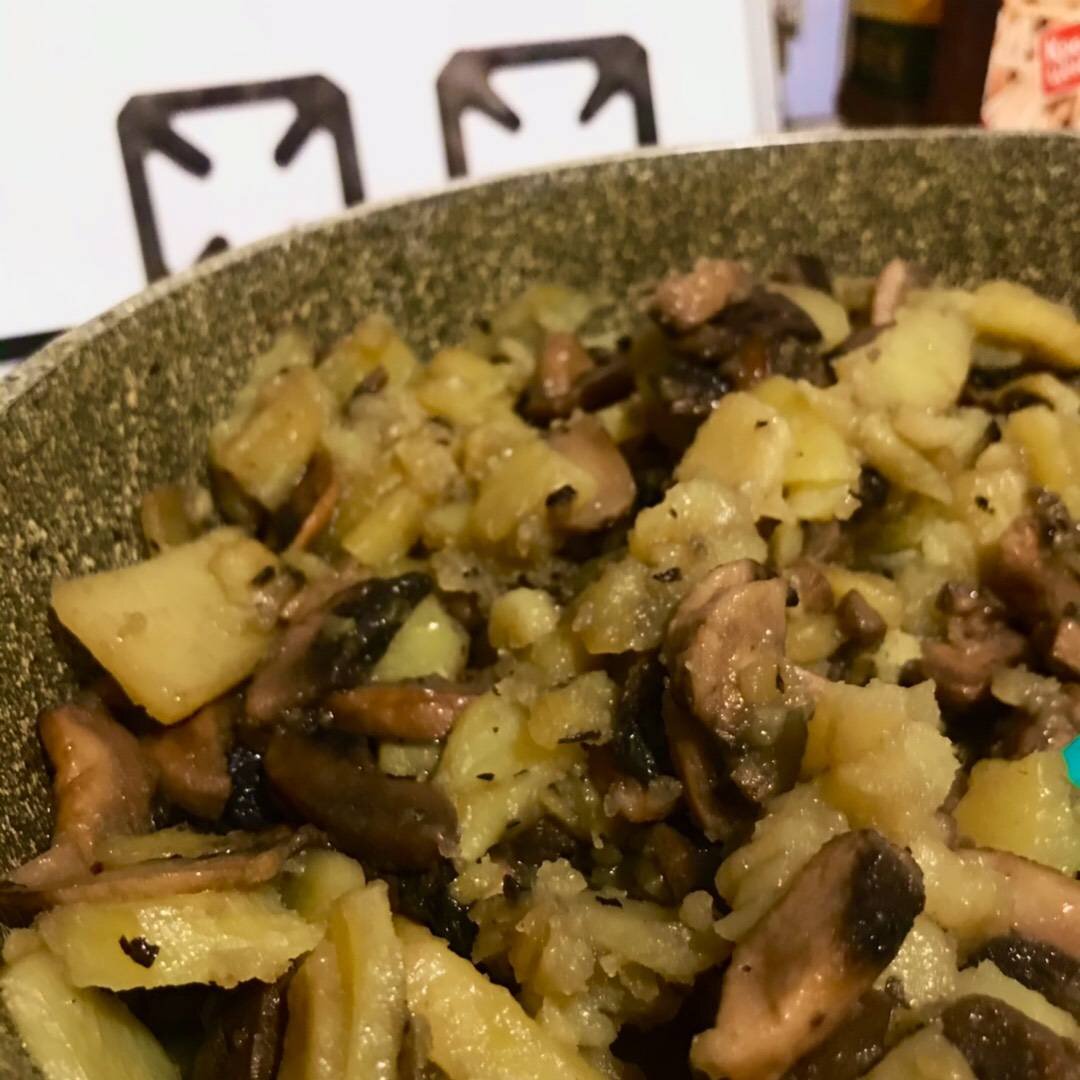 Картофель с шампиньонами в духовке. Картофель молодой. Блюда с жареными грибами рецепты с фото простые. Жареная картошка с шампиньонами. Жареная картошка с шампиньонами.