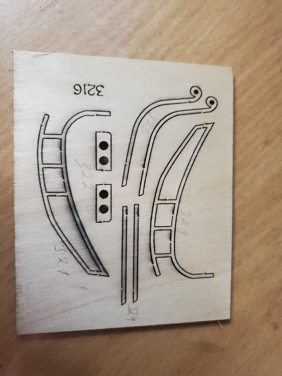 Прежде всего вырезаю нос корабля, зачищу наждачькой и окрашу в черный глянцевый цвет