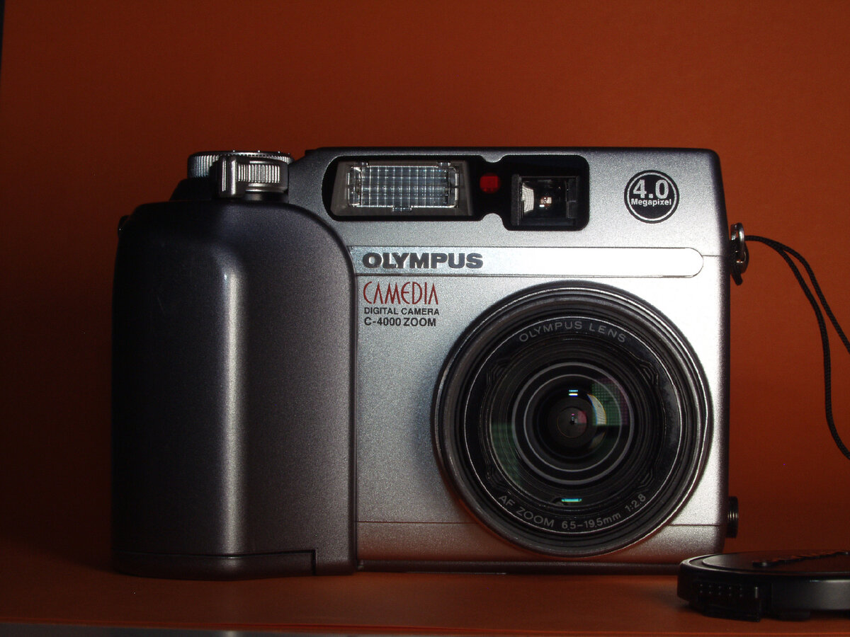 Внешний вид фотокамеры Olympus C-4000Z. Фотографии выполнены ретро-камерой Olympus E-20.