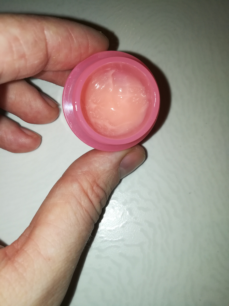 Консистенция плотная, но не жирная. На губах ощущается комфортно