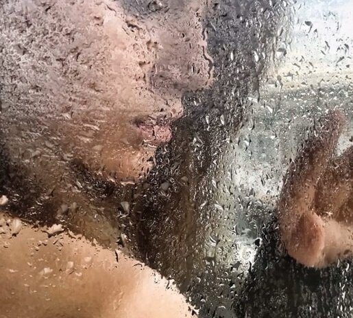 Кто в этом отражении в стекле, черты лица мои, но взгляд не мой! Открой же тайну поскорее мне,  надежду дай и  веру, успокой...