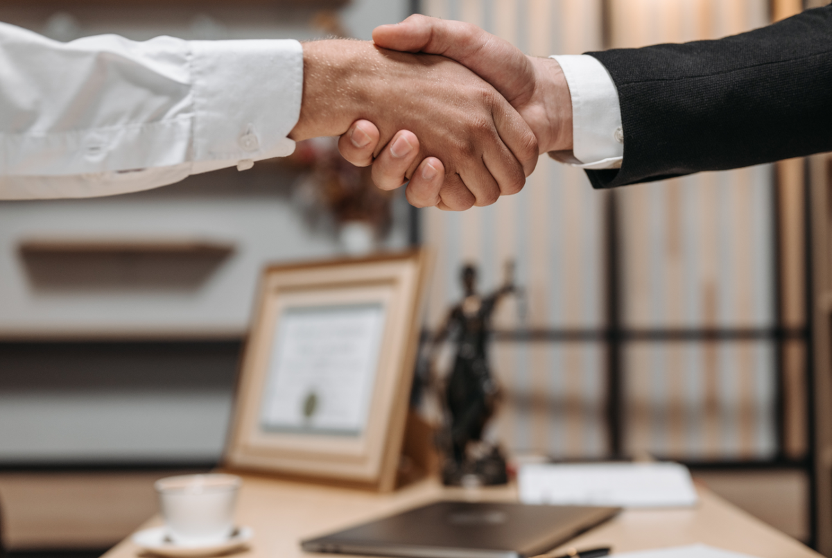 Выставки позволяют находить потенциальных клиентов и заключать договора. Фото автора Pavel Danilyuk Pexels, используется по лицензии Creative Commons 