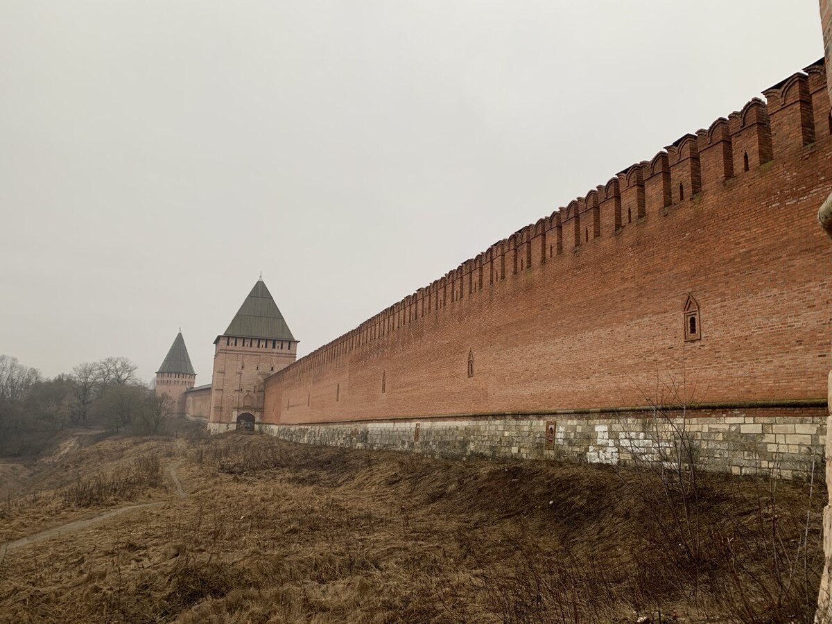 Место для фотосессий начинается за дырой в заборе