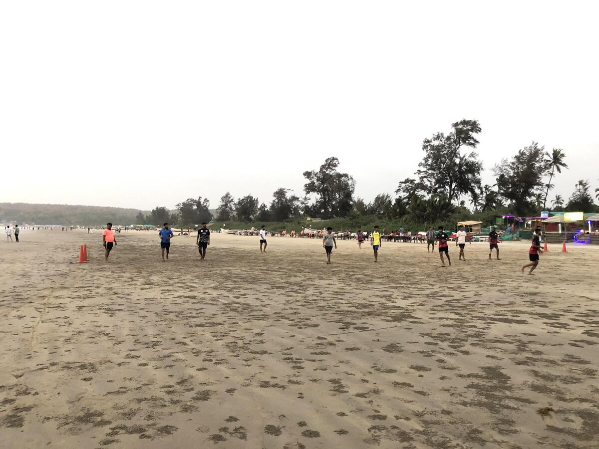 Футбол на пляже. Листайте.