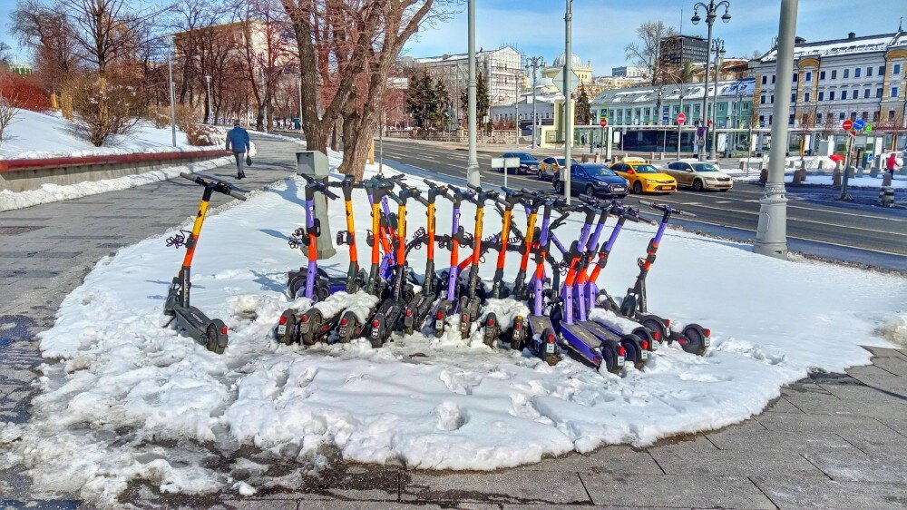 Москва. Электросамокаты - подснежники