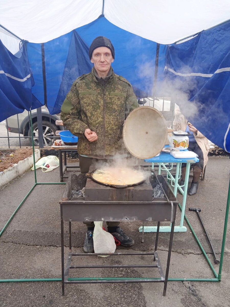 На территории храма была развернута полевая кухня. Волонтеры приготовили уху и русские расстегаи, которые гостям пришлись по вкусу.