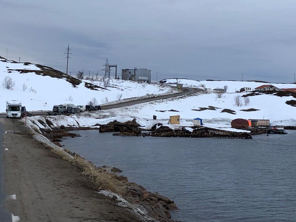 Рыбаки приезжают на машинах, а живут в палатках. Листайте!