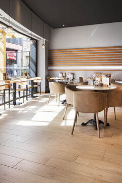Интерьер ресторана Sofa с напольной плиткой в «винтажном стиле»