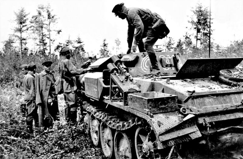 Бойцы и командиры Красной Армии осматривают захваченный огнемётный танк Flammpanzer II на Западном направлении. На надгусеничной полке расположена установка дымовых гранатомётов. 