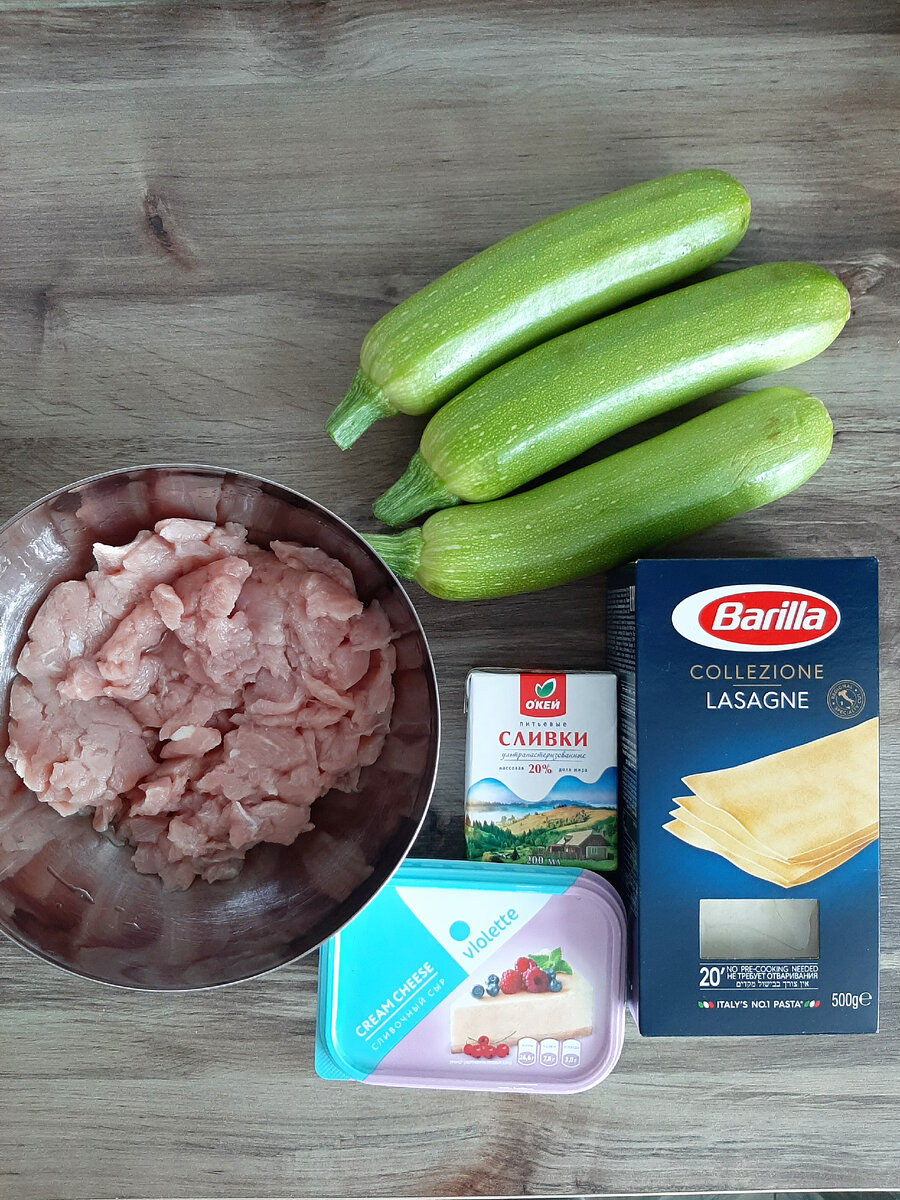 Рекомендую в лазанью брать именно сушеный лук, он продается в отделе с приправами. Сливки лучше брать 20% жирности для густоты соуса. 