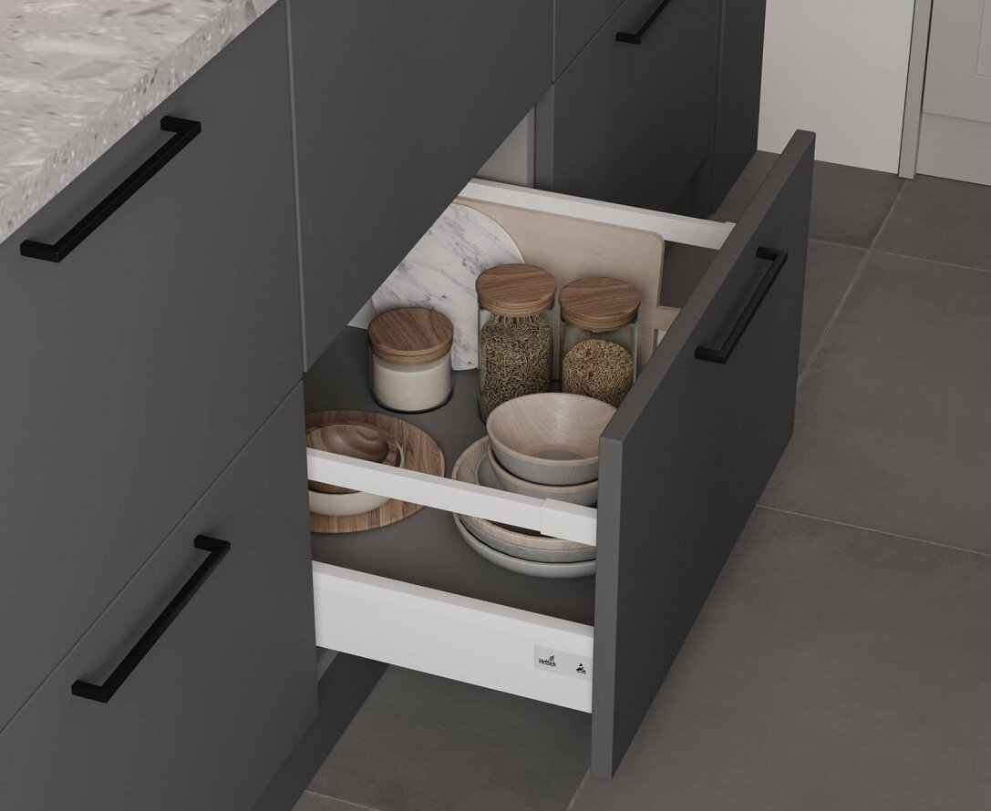 Кухня из коллекции ЛИВОН РЕЙ. ФАСАДЫ Акрил TopMatt, цвет Темно-серый Мат / Ливон (МДФ / ПВХ), цвет NCS S 1500-N Матовый СТОЛЕШНИЦА Пластик HPL, 38 мм, декор Риверсайд