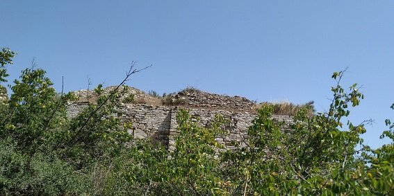 При очистке территории древнего монастырского комплекса Бри Ехци в Нагорном Карабахе (Арцахе) были обнаружены старинные Хачкар и надгробие.