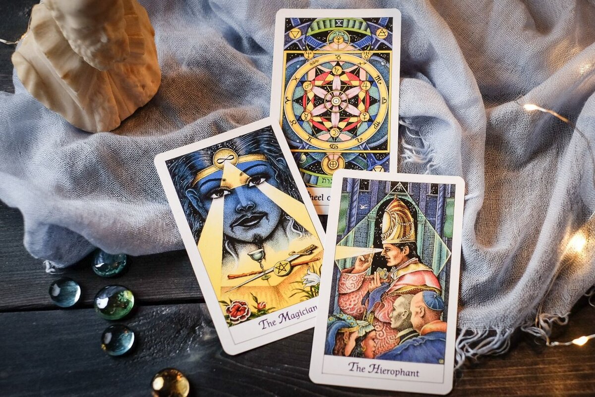 Таро про то что скрыто. Карты Таро Tarot Deck Cards. Фиолетовая колода Таро. Таро жрица Cosmic Tarot. Стильное Таро.