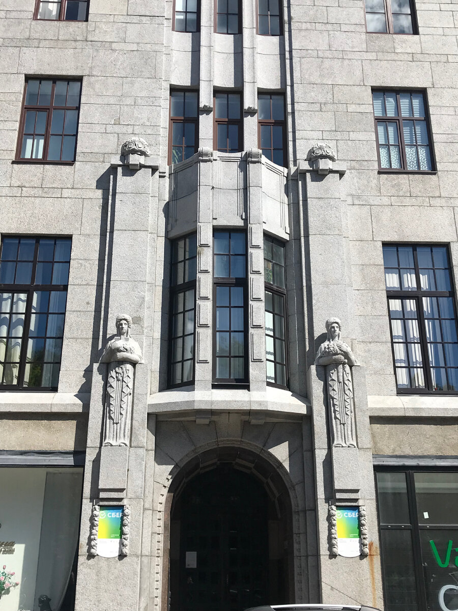 Одним из прекраснейших зданий этого периода является помещение Финляндского торгового банка и акционерного общества «Карелия». 