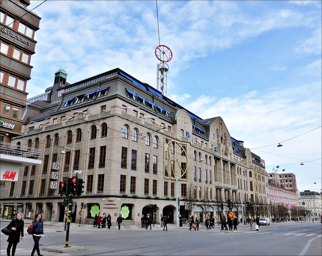 Это тот самый универмаг со шпилем. 