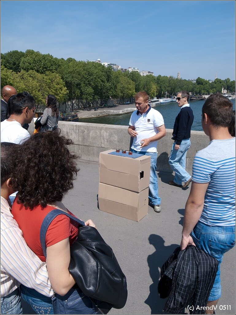 Авторство: Arend from Oosterhout, Netherlands. Around the Eiffel Tower - Shell game, CC BY 2.0, https://commons.wikimedia.org/w/index.php?curid=64249265. В Париже, в наши дни. Тоже катают шарик...