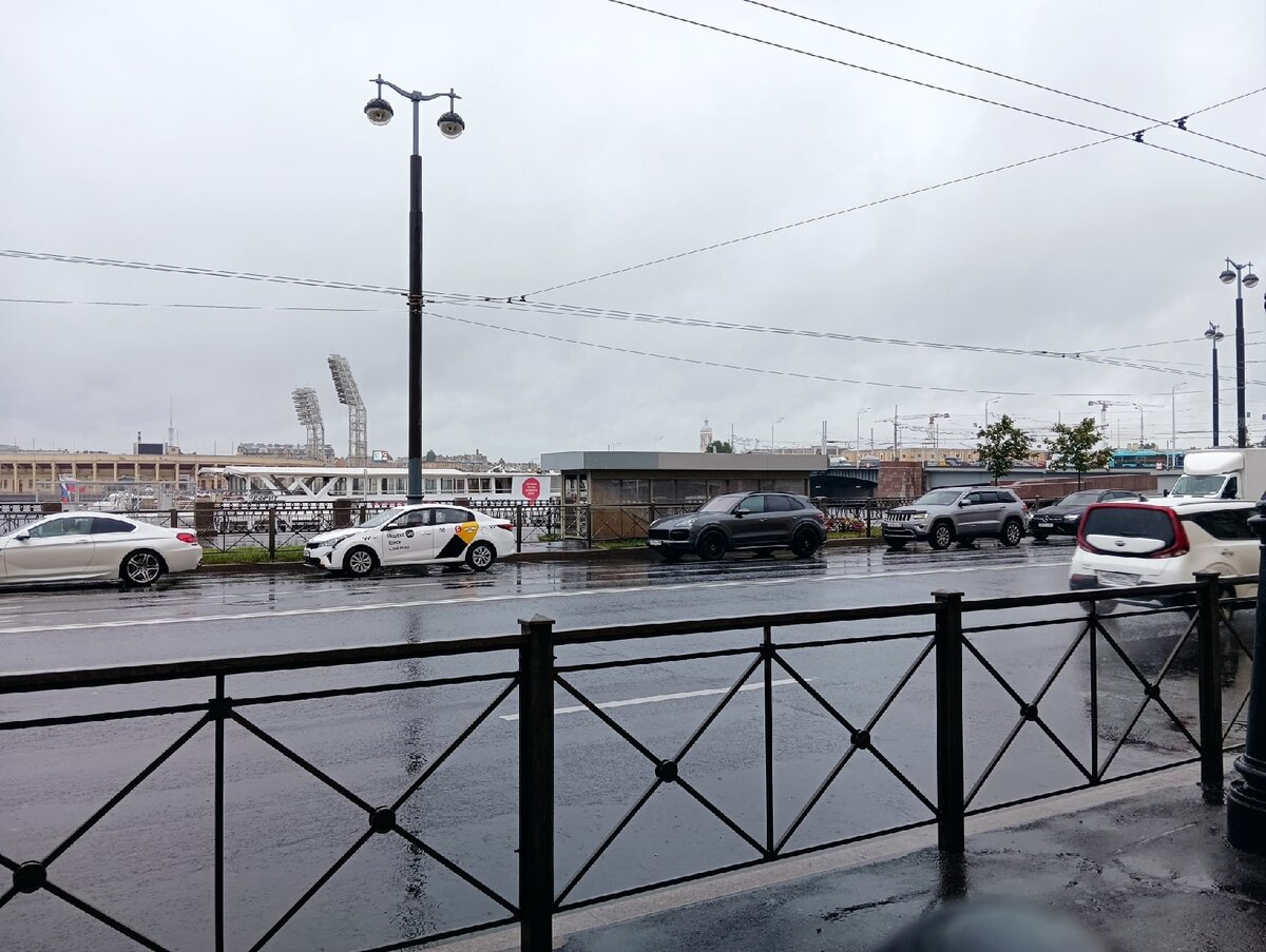 Серый город. Мокро. Пробки. 