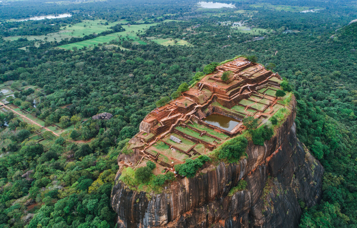 Неужели дворец на такой скале можно создать подручными средствами?
Источник фото: https://images.musement.com/cover/0142/71/thumb_14170015_cover_header.jpeg