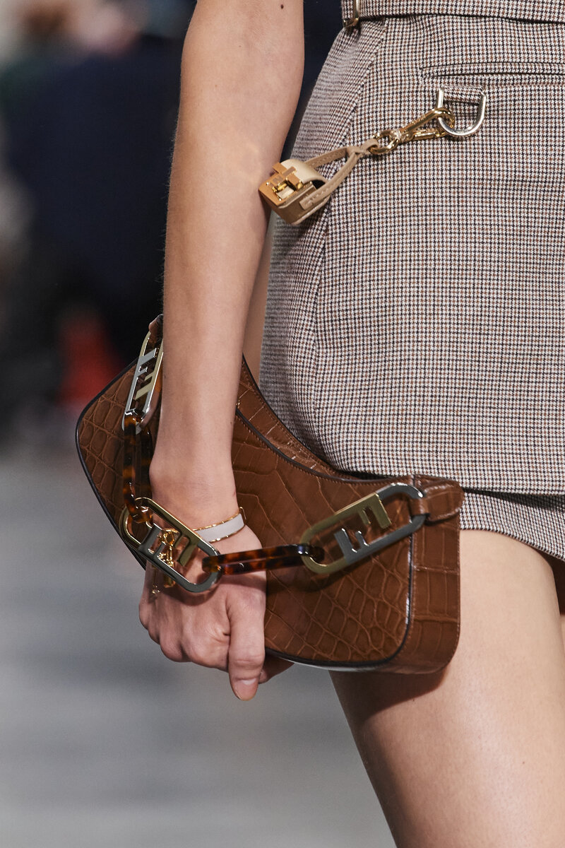     Сумки на показе Fendi осень-зима 2022/23
