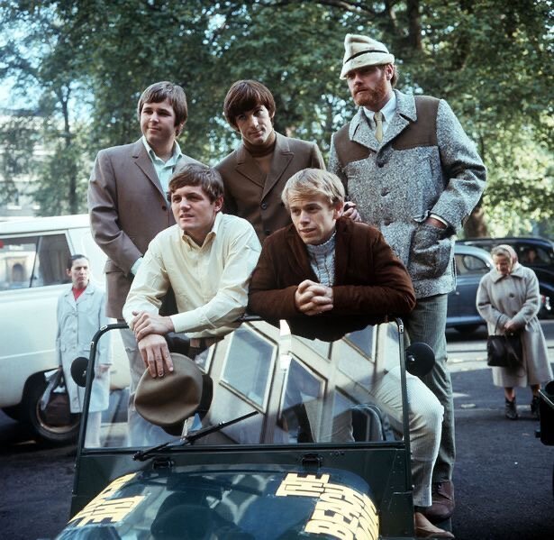 Гастрольная группа Beach Boys во время тура по Европе.