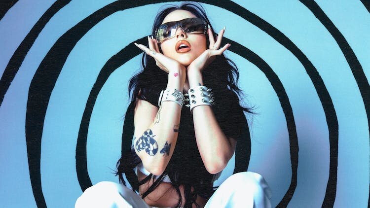 Поздоровайтесь с Мэгги Линдеманн: звездой поп-обложки, ставшей альт-провокатором, которая полна решимости “остаться в мире рока навсегда”.