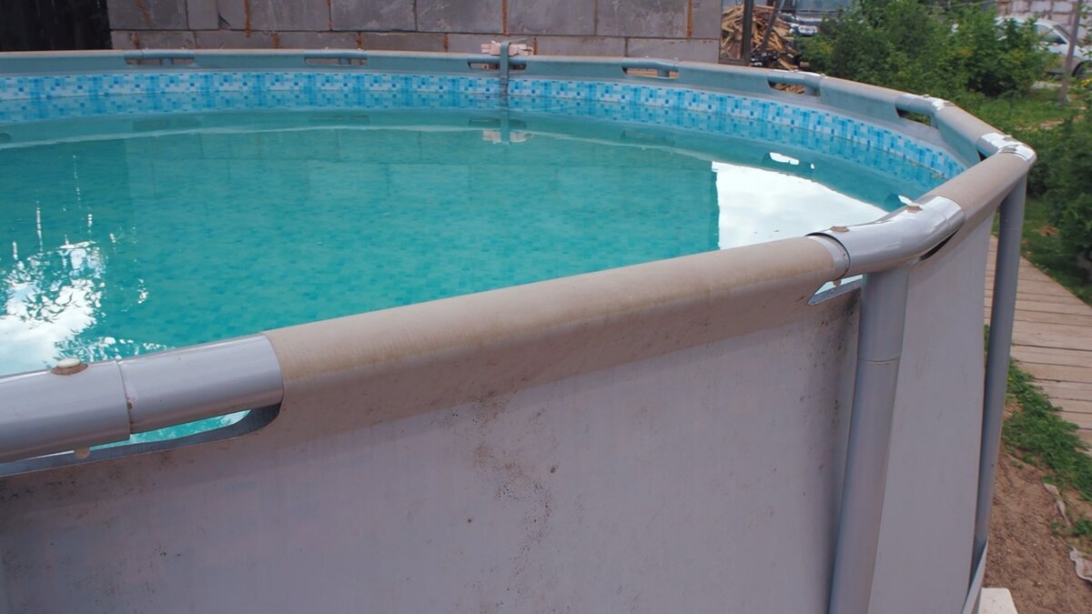 Вода в бассейне в конце сезона