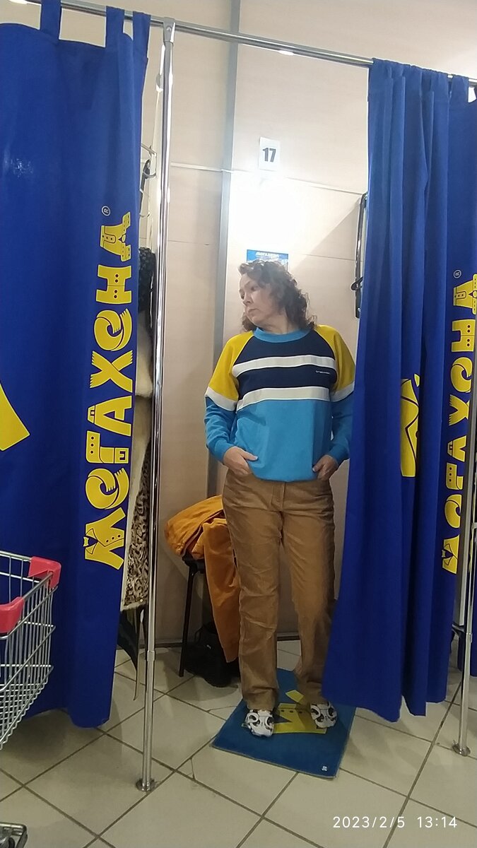 Вчера этот свитшот уже фигурировал в статье, но я подробно на нем не остановилась.