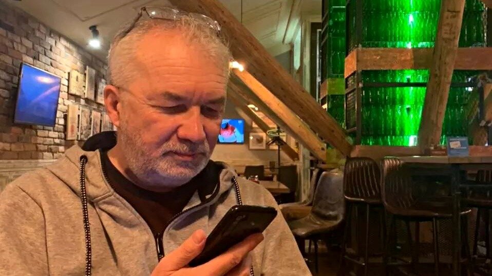 Теперь вся библиотека в телефоне. Неплохо, естественно, но всё-таки хочется ощутить в руке книгу в красном переплёте и пожить с нею какое-то время.