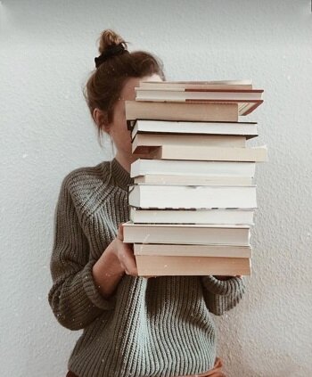 "Любите книгу, она облегчает вам жизнь, дружески поможет разобраться в пёстрой и бурной путанице мыслей, чувств, событий, она научит вас уважать человека и самих себя, она окрыляет ум и сердце чувством любви к миру, к человечеству".   М. Горький