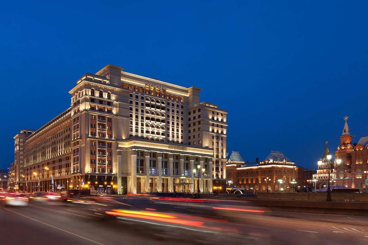 Кустов отель москва. Four Seasons Москва здание. Гостиница Москва на Охотном. Radisson Охотный ряд Москва.