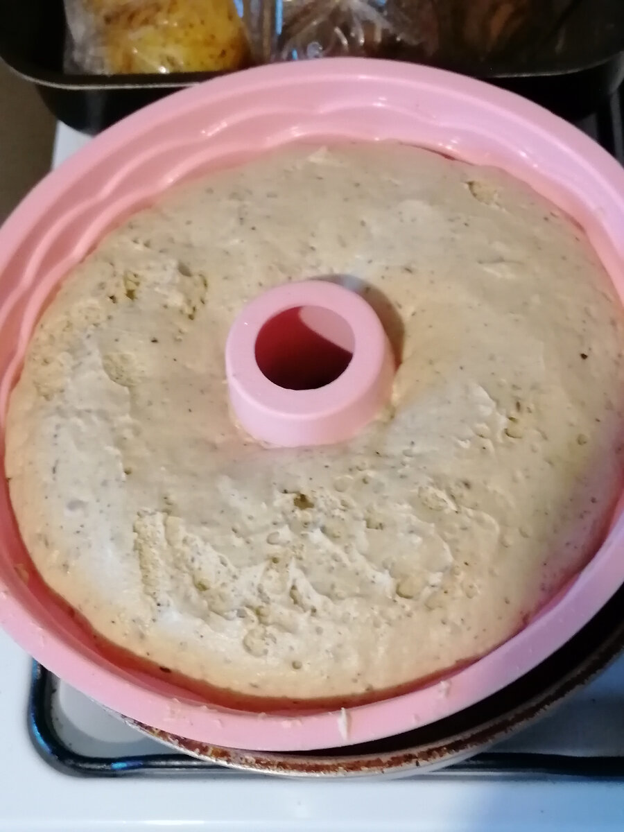 Тесто уже замешано и стоит на растойке. Ещё минута