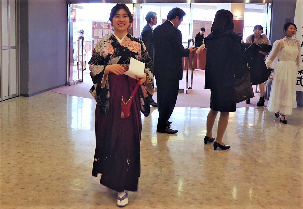 Мики в традиционной "sotsugyoubakama", но некоторые девочки (всего две) пришли на выпускной в европейской одежде