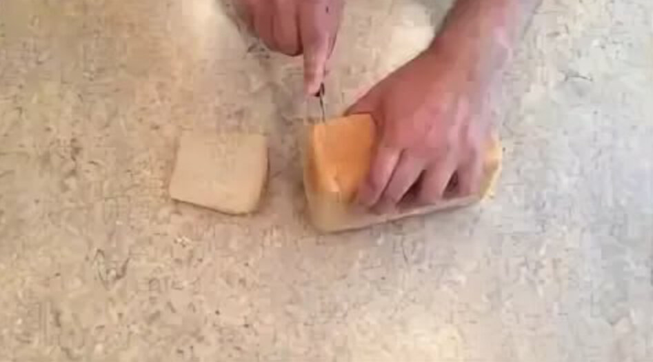 Отрезаем корочки хлеба со всех сторон