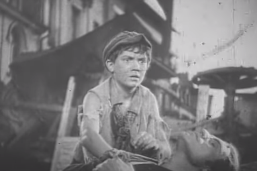 Гаврош (Николай Сморчков), кадр из фильма "Гаврош" (1937)