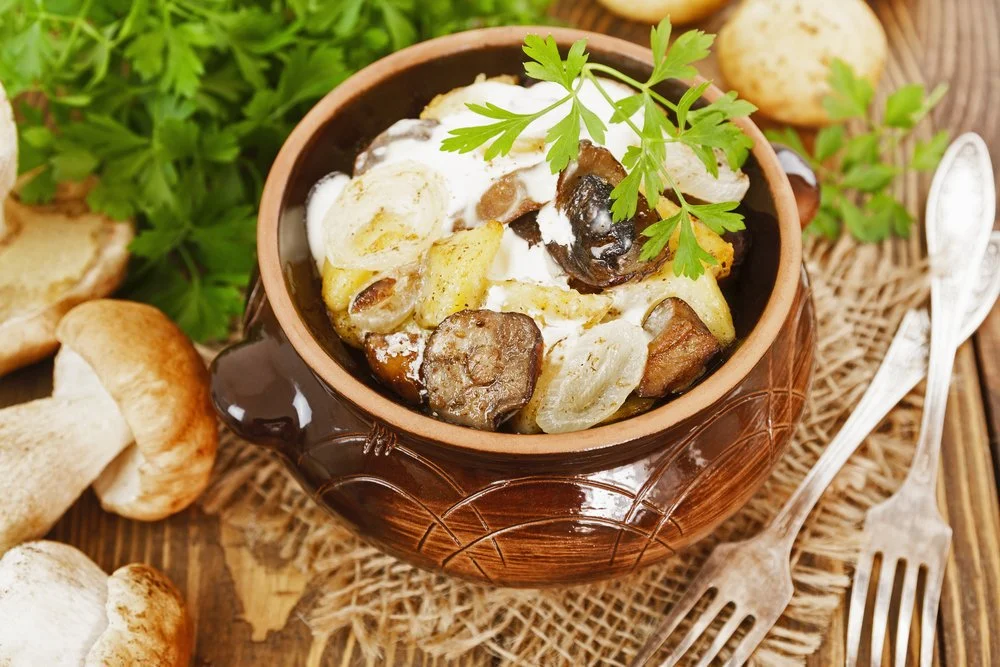 Картошка с грибами, сметаной и черносливом в горшочках