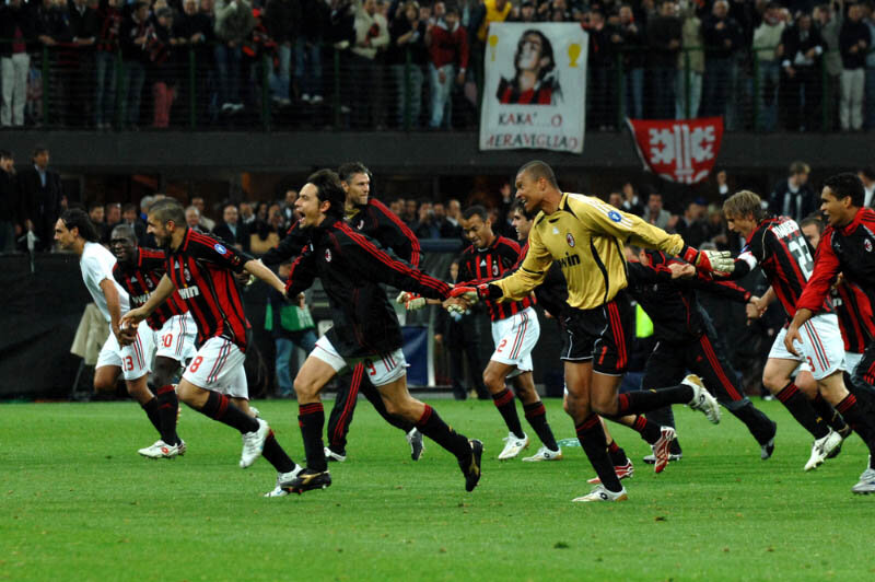 «Милан» празднует победу над «Манчестер Юнайтед» в полуфинале Лиги чемпионов сезона 2006/07.