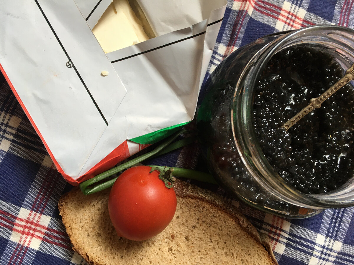 Ингредиенты: 
• черная икра – 50–60 г;
• крупный черри – 30 г;
• сливочное масло – 10 г;
• тонкие перья зеленого лука – 6 г;
• ржаной хлеб – 20 г.