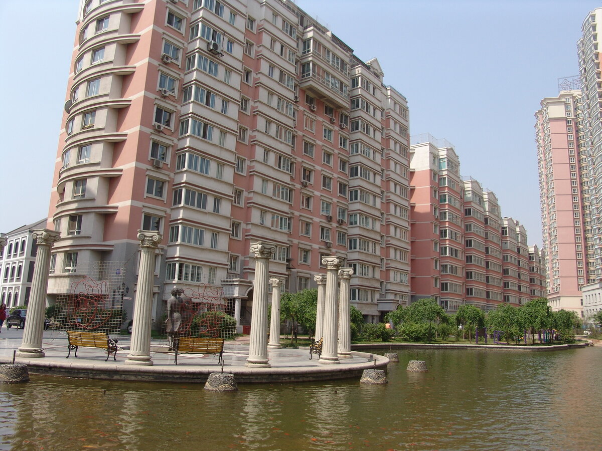 Один из элитных районов Шеньяна, центра провинции Ляонин. Город с более чем семимиллионным населением.  